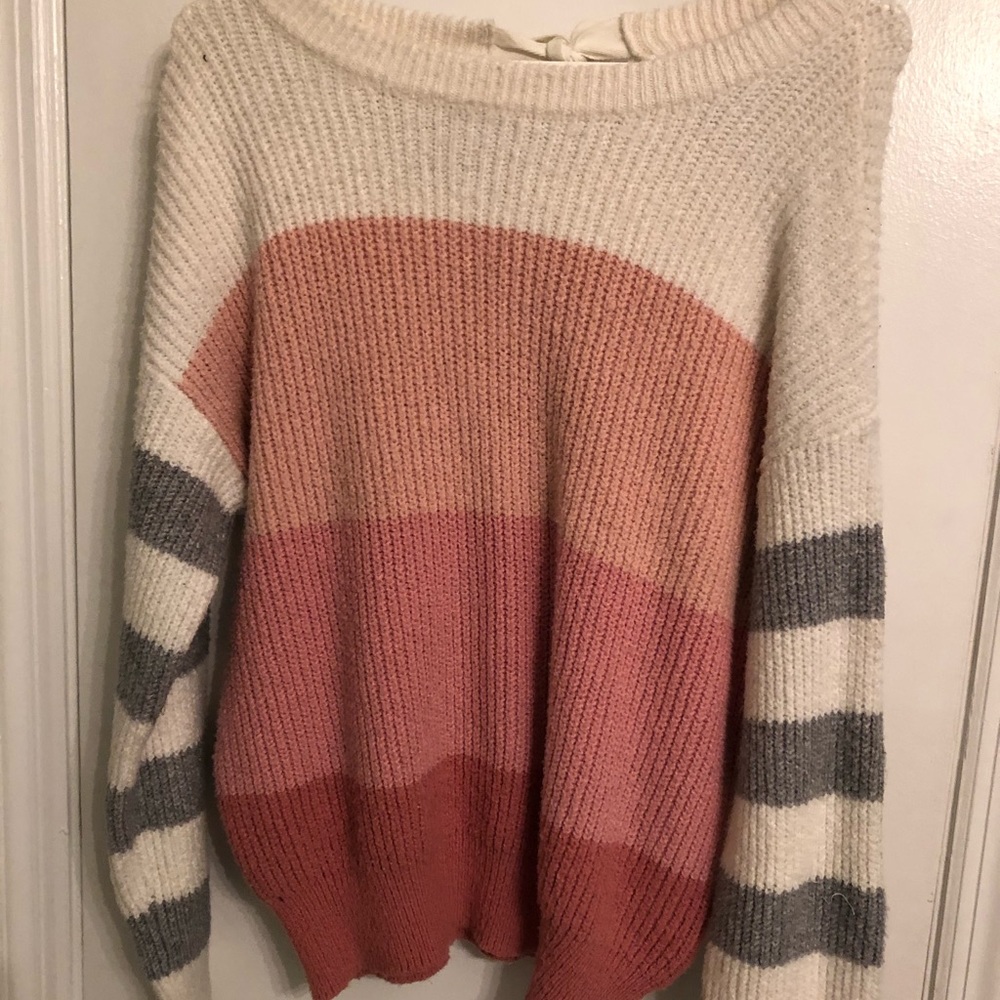 Size small cute sweater with bow on the back!